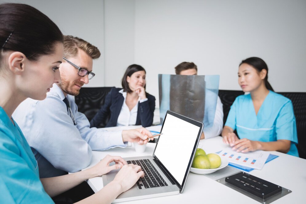 doctors discussing laptop meeting 107420 84806